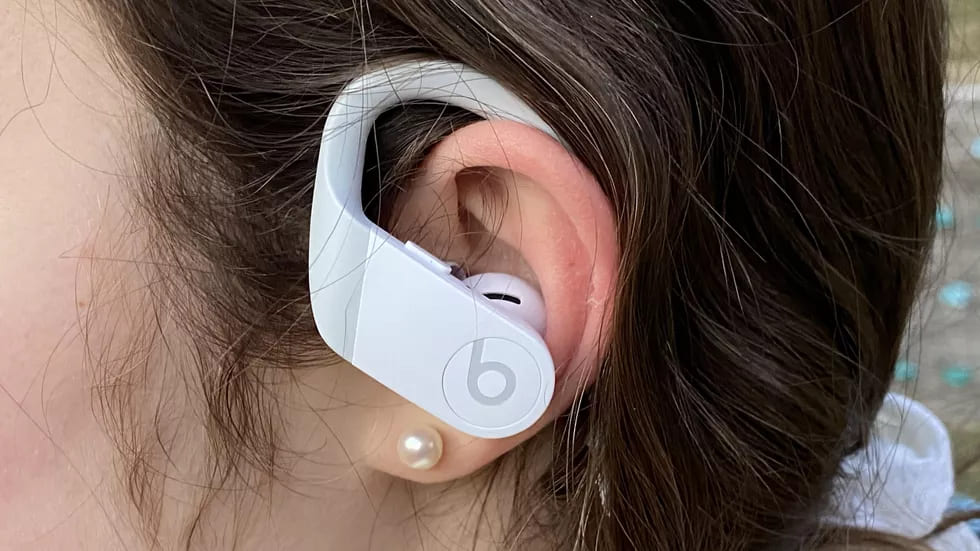 Pārspēj Powerbeats 4 ausīs