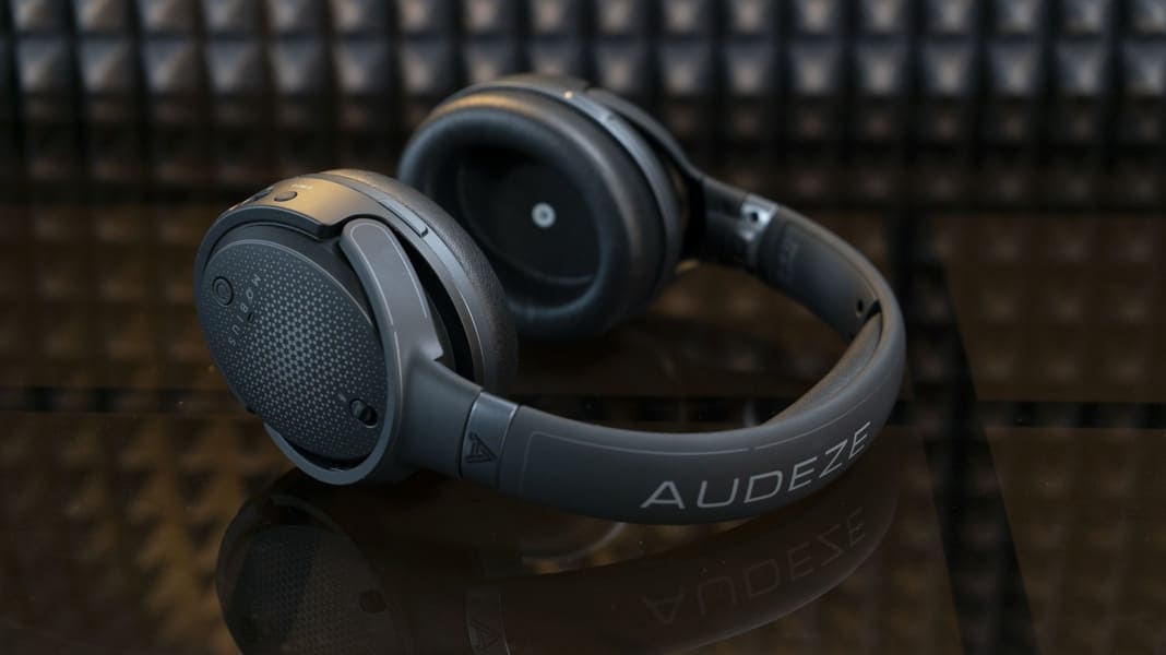 Fon kepala dengan mikrofon Audeze Mobius yang baik