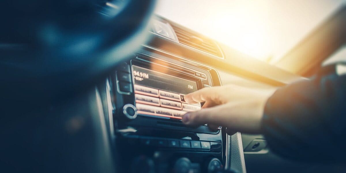 Kā savienot tālruni ar radio