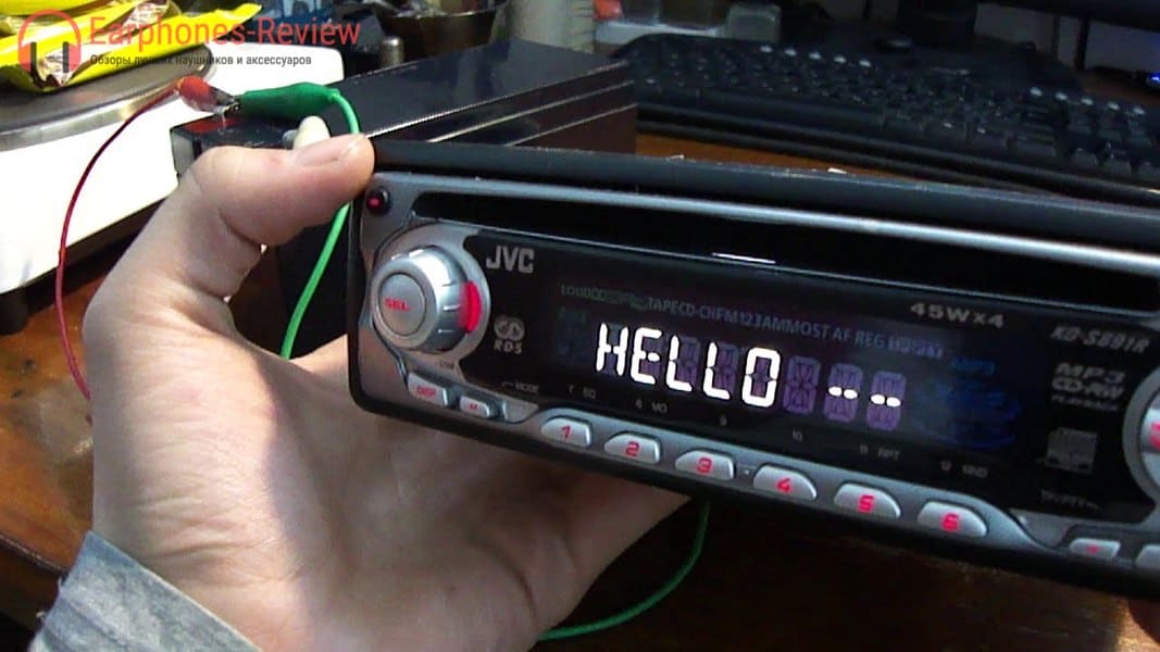 come collegare un registratore a nastro radio in un'auto