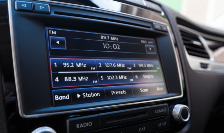 Schließen Sie das Radio im Auto an