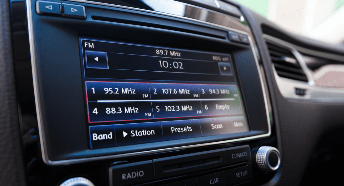 Schließen Sie das Radio im Auto an